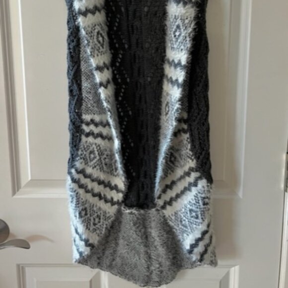 MAX STUDIO KIDS: YOUTH GIRLS BLACK & GRAY OPEN SWEATER VEST CARDIGAN WRAP-SIZE M - Picture 2 of 2